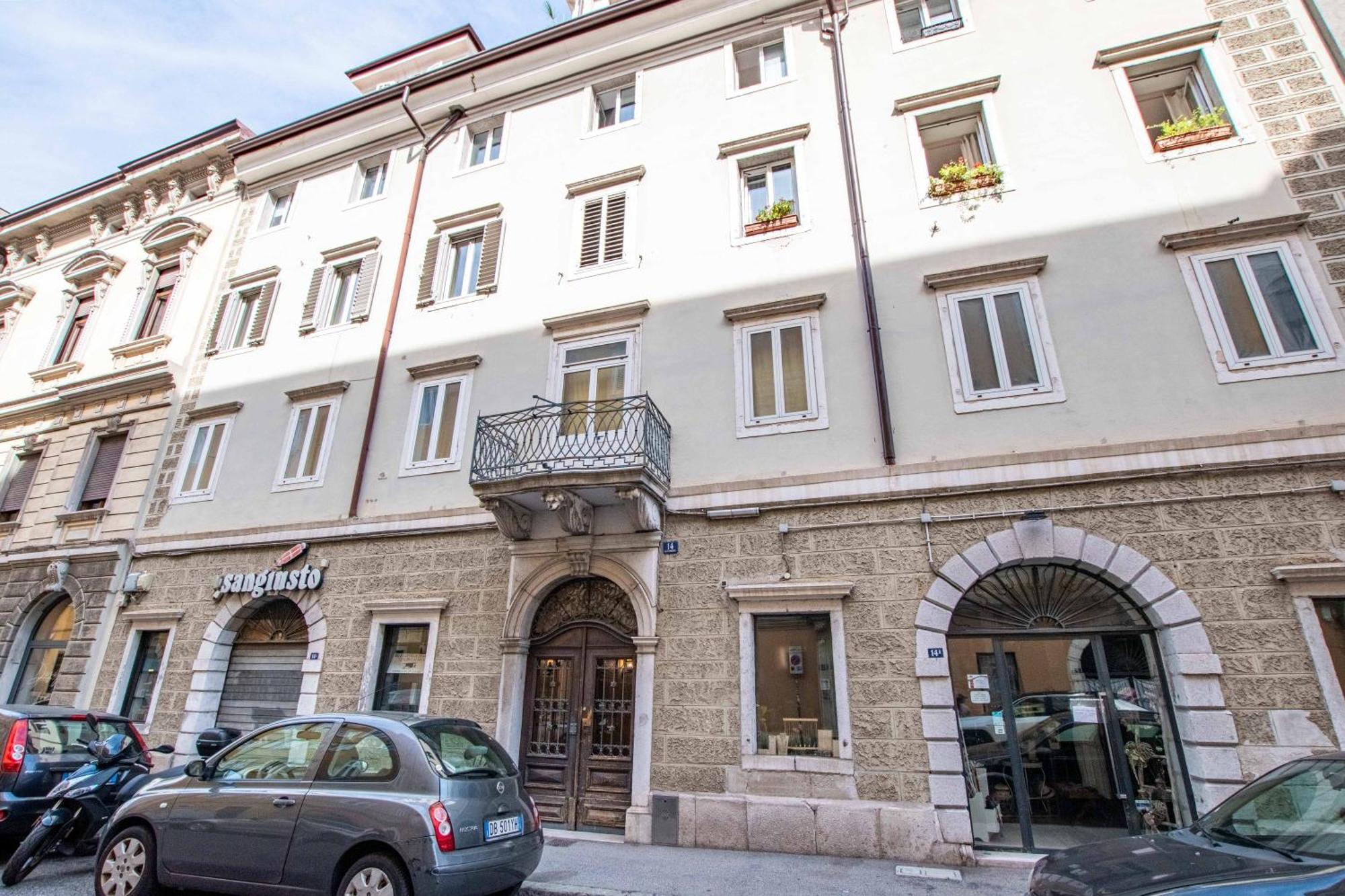 White Tower Guesthouse Трієст Екстер'єр фото